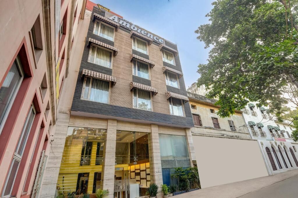 Un edificio de varios pisos con un cartel que dice 'Ambience'.