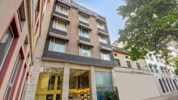 Un edificio de varios pisos con un cartel que dice 'Ambience'.