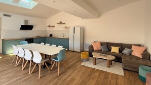 Une cuisine moderne avec un coin repas, un canapé et une table basse.