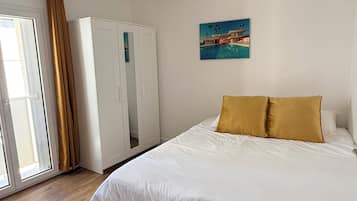 4 bedrooms, iron/ironing board, WiFi, bed sheets