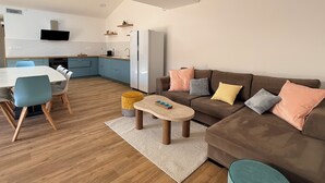 Un espace de vie moderne comprenant une cuisine, un coin repas et un espace salon.