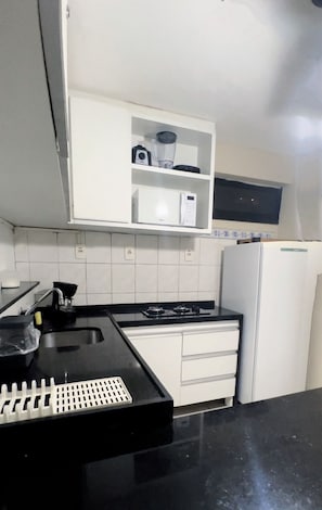 Réfrigérateur, micro-ondes, plaque de cuisson, cafetière/bouilloire