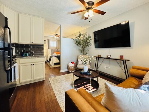 The Loveliest Nook on the Plains 1BR + Sleeper Sofa, Across from Campus
