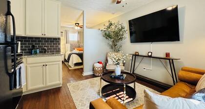 The Loveliest Nook on the Plains 1BR + Sleeper Sofa, Across from Campus