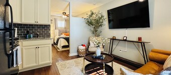 The Loveliest Nook on the Plains 1BR + Sleeper Sofa, Across from Campus
