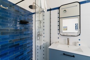 Dusche, Haartrockner, Handtücher