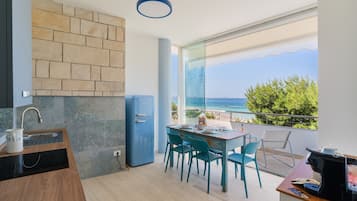 Frigorífico, horno, placa de cocina y cafetera o tetera
