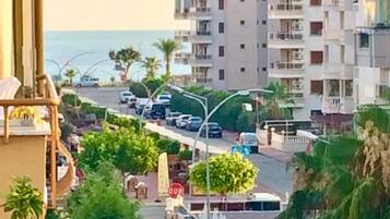 Classic-Apartment, Balkon, eingeschränkter Meerblick | Schreibtisch, kostenloses WLAN