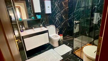 Classic-Apartment, Balkon, eingeschränkter Meerblick | Badezimmer | Kostenlose Toilettenartikel, Seife, Shampoo, Toilettenpapier