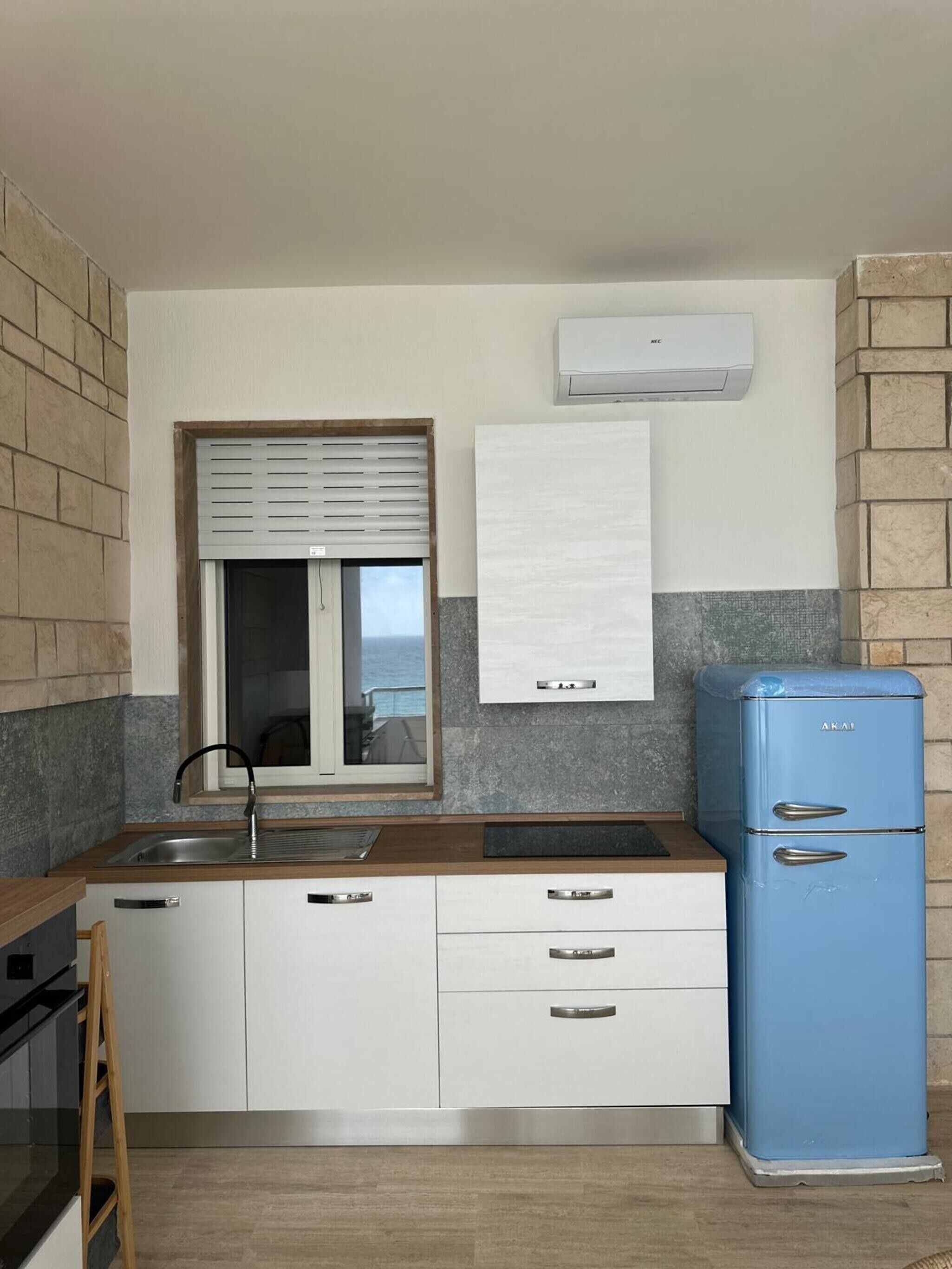 Frigorifero, forno, piano cottura, macchina per tè/caffè