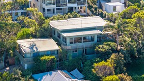 A modern two-story house surrounded by lush greenery. - Fliptide House - ocean views, spacious living and easy access to Kiama’s beaches (Kiama)