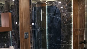 Familienapartment, Balkon, Poolblick | Badezimmer | Dusche, Haartrockner, Handtücher, Seife