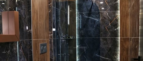 Departamento familiar, balcón, vista a la alberca | Baño | Regadera, secadora de cabello, toallas, jabón
