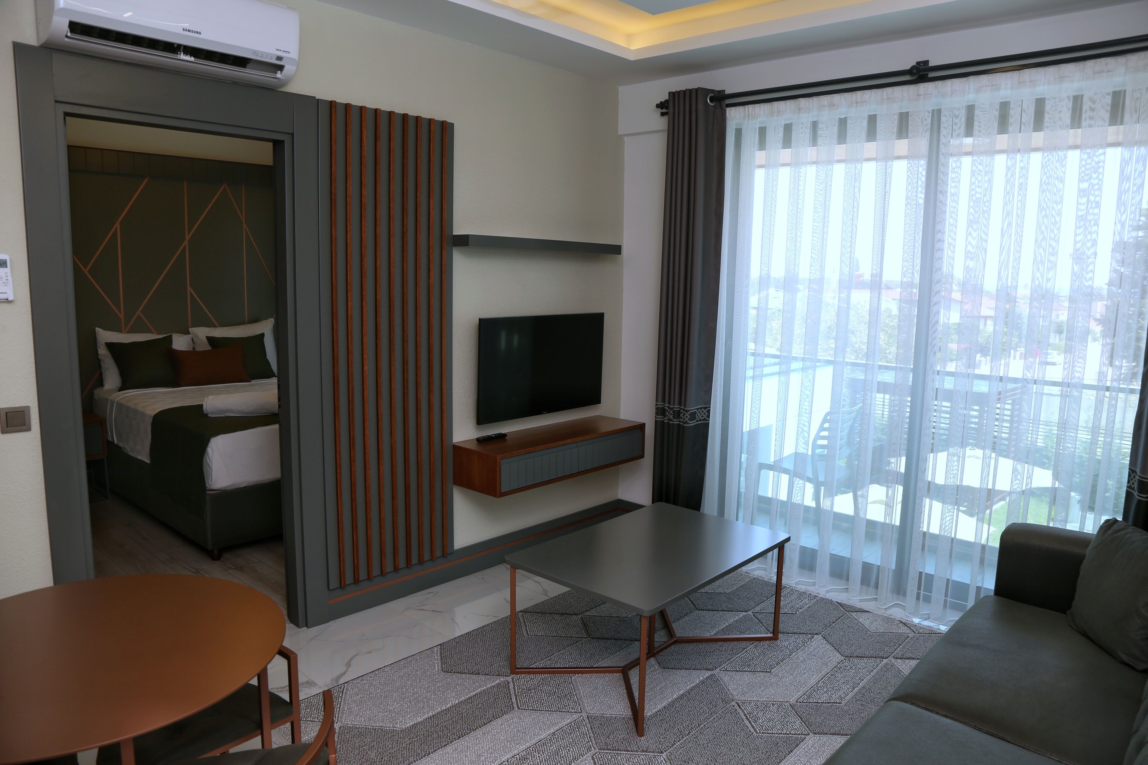 Family Apartment, Balcony, Pool View | Ruang tamu
