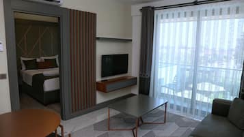 Family Apartment, Balcony, Pool View | Ruang tamu
