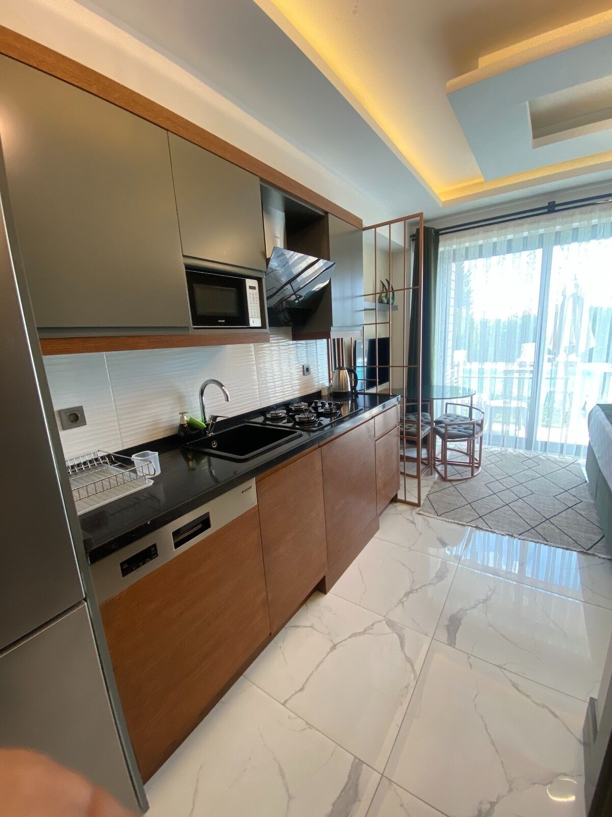 Deluxe Studio, Balcony, Pool View | Dapur peribadi | Peti sejuk/penyejuk beku saiz penuh, ketuhar gelombang mikro, dapur 