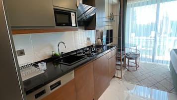 Deluxe Studio, Balcony, Pool View | Dapur peribadi | Peti sejuk/penyejuk beku saiz penuh, ketuhar gelombang mikro, dapur