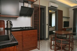 Refrigerador con freezer, microondas, placa de cocina, lavavajillas