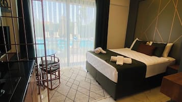 Deluxe-Studio, Balkon, Poolblick | Zimmersafe, laptopgeeigneter Arbeitsplatz, Verdunkelungsvorhänge