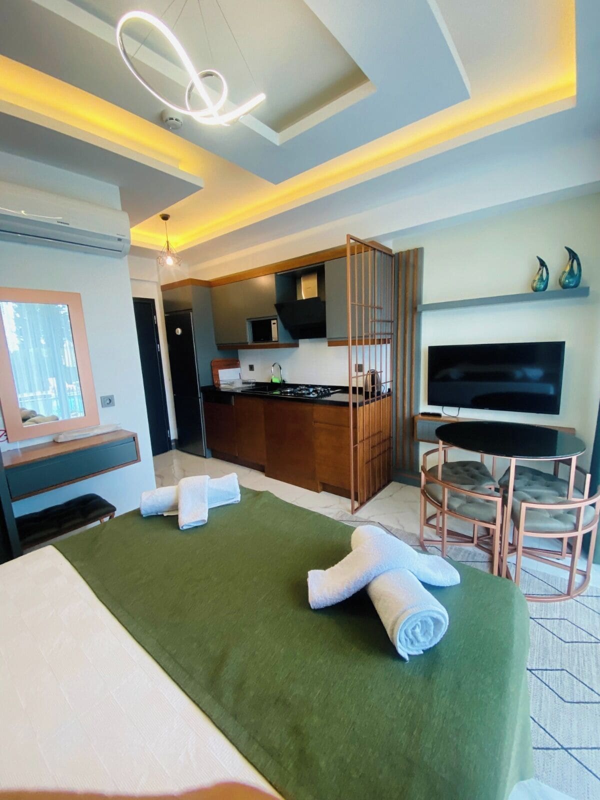Deluxe Studio, Balcony, Pool View | Peti besi dalam bilik, ruang kerja komputer riba 