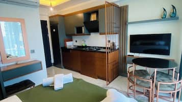 Deluxe Studio, Balcony, Pool View | Peti besi dalam bilik, ruang kerja komputer riba