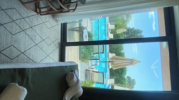 Deluxe Studio, Balcony, Pool View | Bahagian dalam
