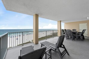 Condo com design assinado, 3 quartos, sacada, vista para a praia | Vista da sacada