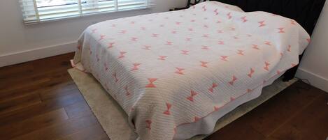 Iron/ironing board, WiFi, bed sheets