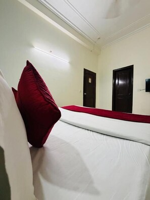 In-room safe, soundproofing, free WiFi, wheelchair access - Hotel RS International (New Delhi)