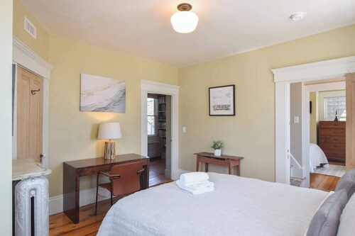 Water View, Private Deck and Backyard, Central AC!
