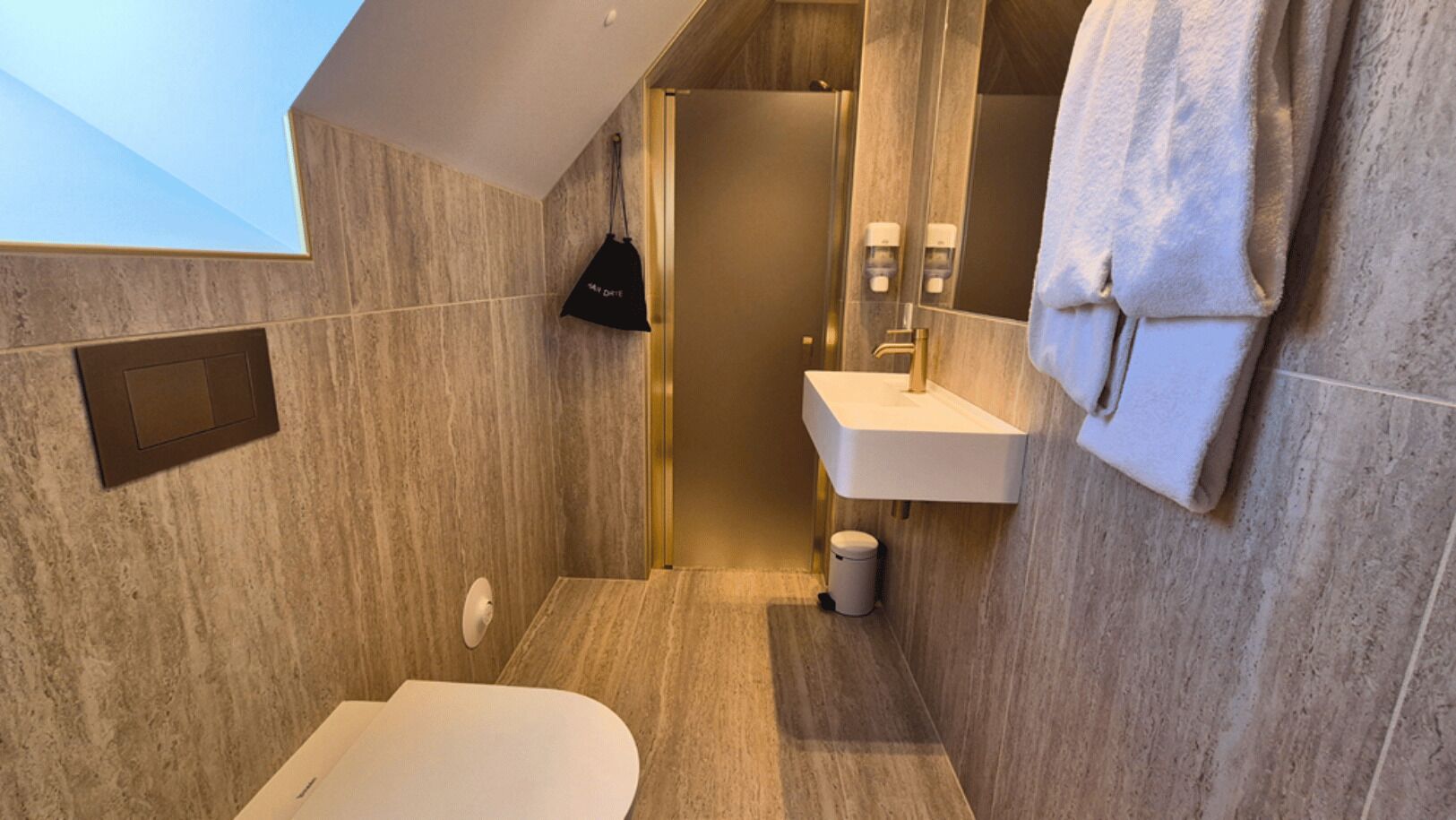 Ein modernes Badezimmer mit Badewanne, Waschbecken und Spiegel.
