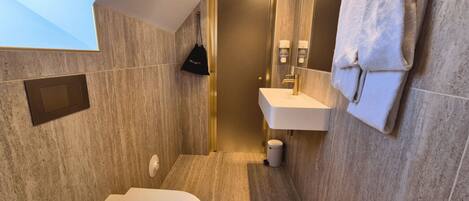 Ein modernes Badezimmer mit Badewanne, Waschbecken und Spiegel.