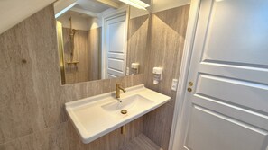 Comfort Double Room | Bathroom | Hair dryer, towels, soap, shampoo - Jacobs Hotel (Ringkøbing)
