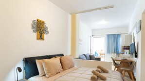 Ein Schlafzimmer mit Bett, Nachttisch, Lampe und einem Bild an der Wand.