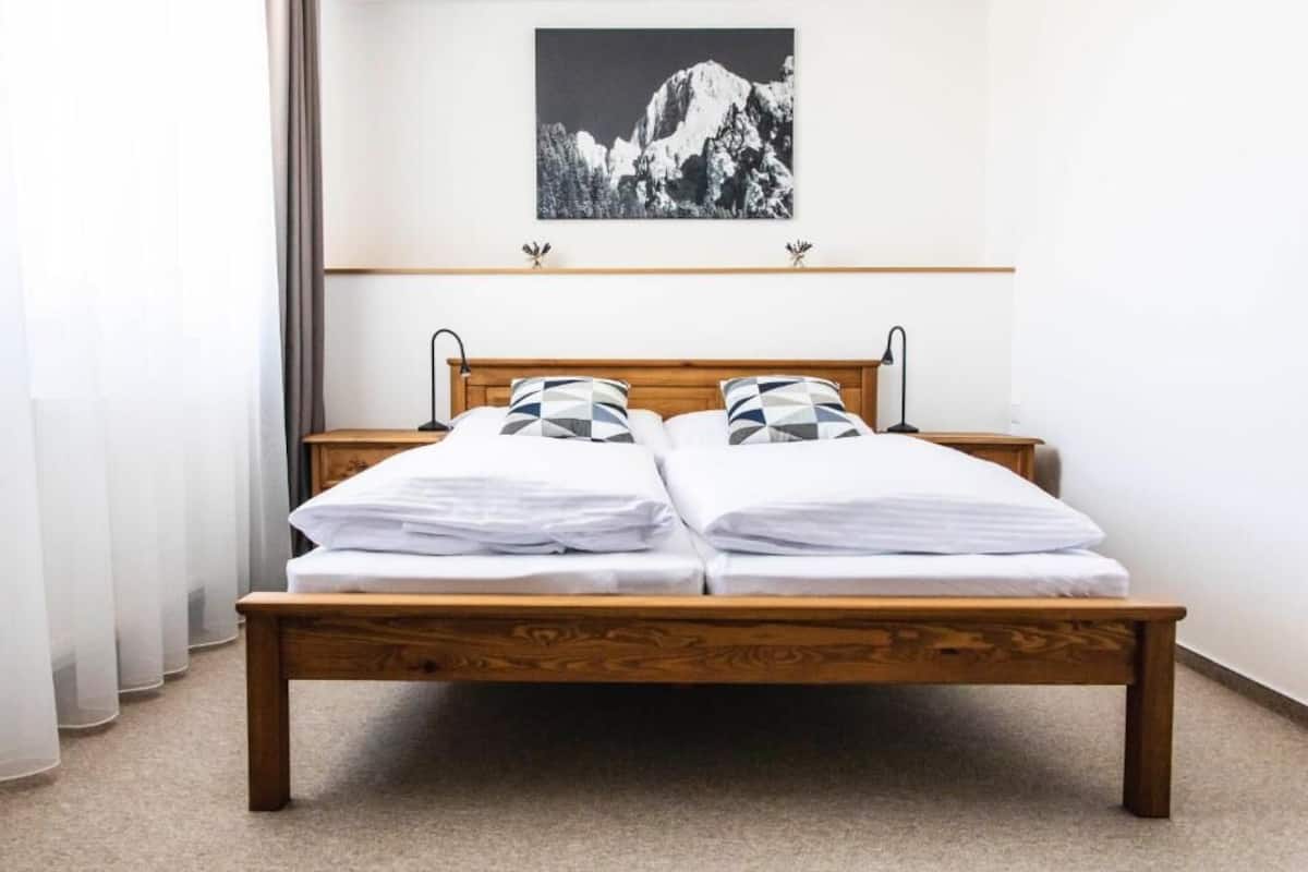 Habitación triple clásica, vista al jardín | Wifi gratis