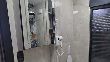 Deluxe Apartment, Balcony, Pool View | Bathroom
