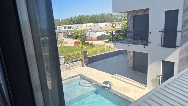 A modern building with a swimming pool, a balcony, and a clear view of the surrounding neighborhood. - Vile Relax (Ulcinj)
