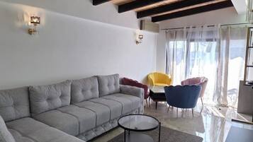 Standard Apartment, Garden View | Living area