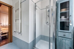 Shower, hair dryer, towels - House Nubia: three-story townhouse in S.Frediano/ free parking/ WiFi/ air conditioning. NO ZTL. (Firenze)