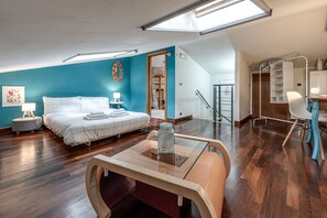 Iron/ironing board, WiFi, bed sheets - House Nubia: three-story townhouse in S.Frediano/ free parking/ WiFi/ air conditioning. NO ZTL. (Firenze)
