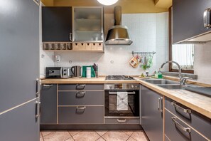 Fridge, microwave, oven, stovetop - House Nubia: three-story townhouse in S.Frediano/ free parking/ WiFi/ air conditioning. NO ZTL. (Firenze)