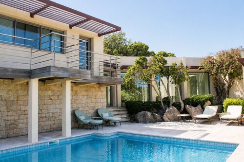 Magnificent sea-view villa with private beach access, 20 min from Porto-Vecchio