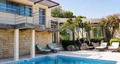 Magnificent sea-view villa with private beach access, 20 min from Porto-Vecchio