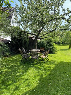 Outdoor dining - Vrbo Property (Bodolz)