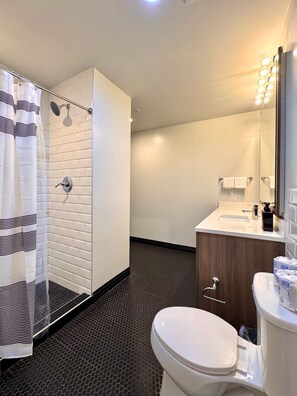 Een douche, handdoeken