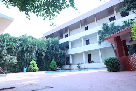 Pool. Hotel Badami Court
