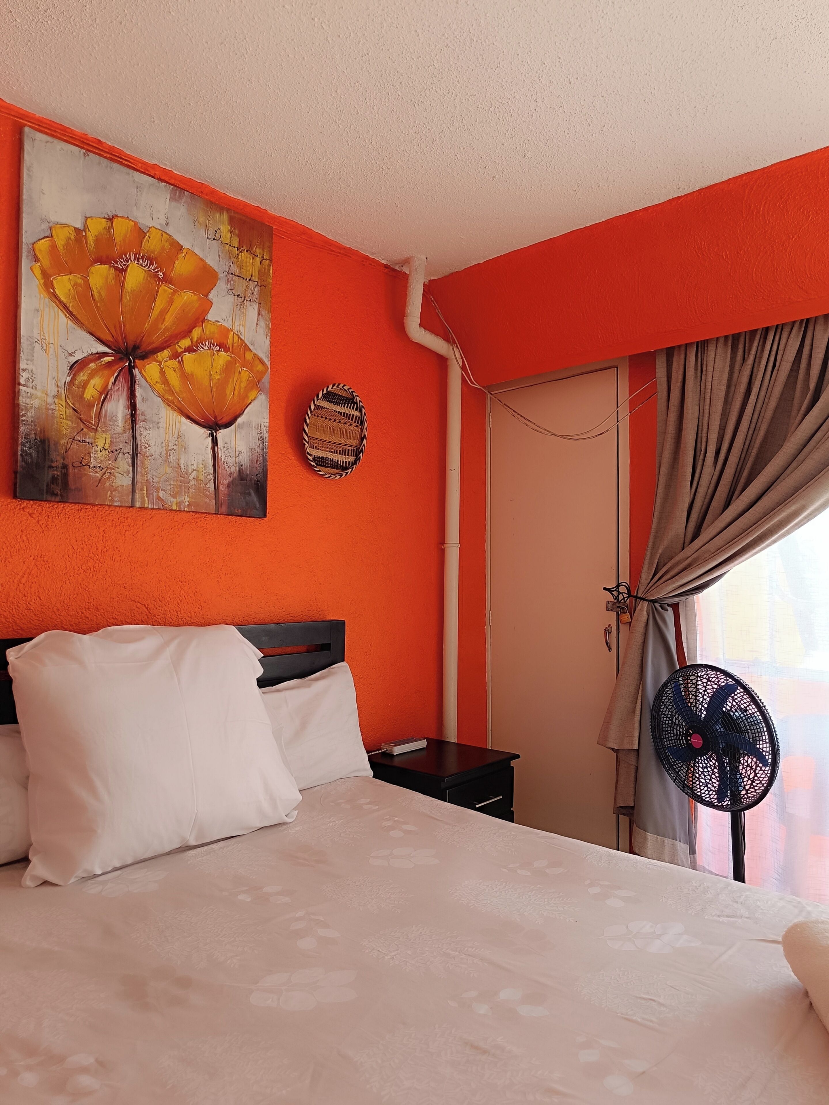 1 habitación, tabla de planchar con plancha, wifi gratis y ropa de cama 