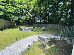 Outdoor dining - Charming 3-bedroom house in lovely Charlotte near uptown and airport. Sleeps 8!! (Charlotte)