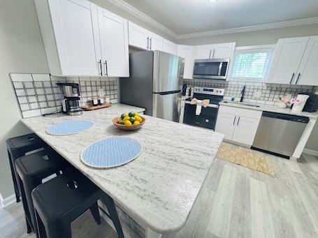 Private kitchen. Charming 3-bedroom house in lovely Charlotte near uptown and airport. Sleeps 8!!