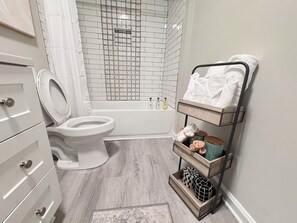 Hair dryer, towels, soap, toilet paper - Charming 3-bedroom house in lovely Charlotte near uptown and airport. Sleeps 8!! (Charlotte)